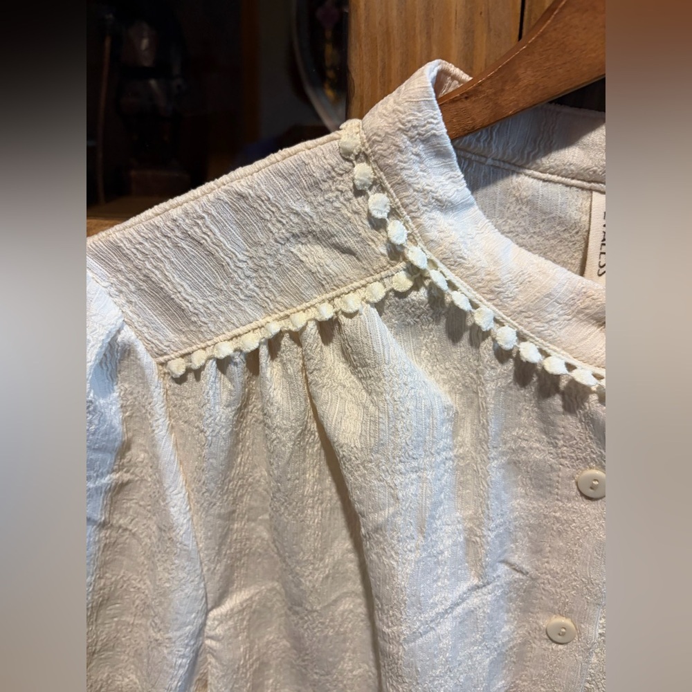 Evaless Button Down Short Sleeve Top Size Medium Beige Elegant Women's NWT - Picture 7 of 9
